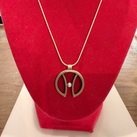Modern Silver Pendant with Pearl and Chain - Picture 1 of 5